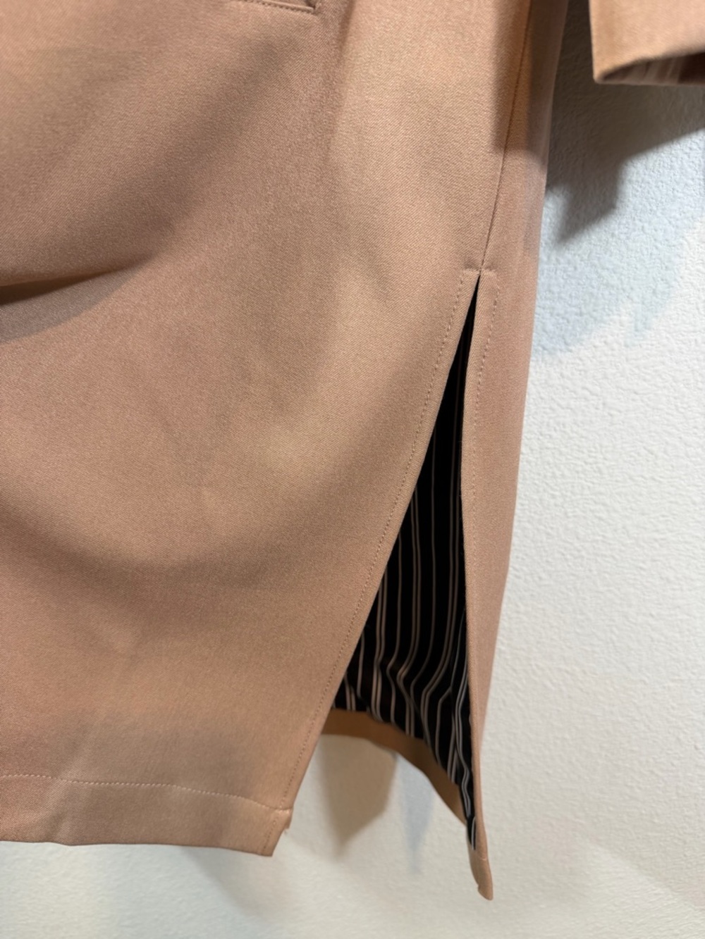 Classic Trench Coat Size M DR2 Tan Notched Lapel Bow Cuff Chic Spring Minimalist - Picture 9 of 10